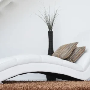 Pohodlné bílé relaxační křeslo